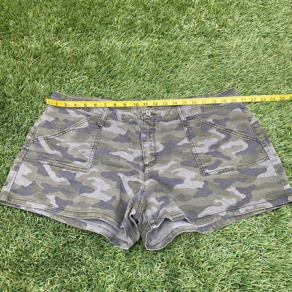 Arizona Jean Shorts stretch womens Camo cargo sz 19 pockets front/back like new